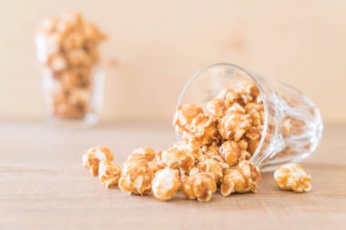 Patlamış Mısır ile karamel kase