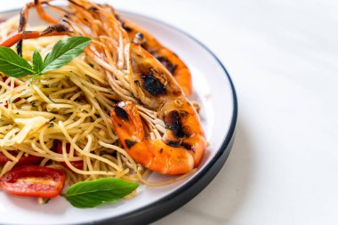 ızgara karides ve domates - İtalyan Füzyon gıda tarzı ile tavada kızartılmış spagetti