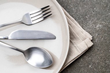 boş tabak kaşık çatal ve bıçak masada