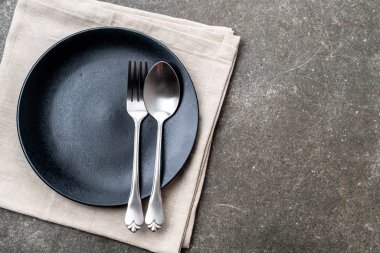 boş tabak kaşık çatal ve bıçak masada