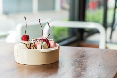 pişmiş hatmi ve dondurma kase ile çikolatalı kek