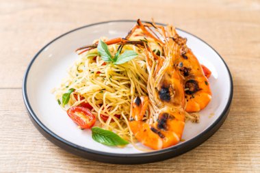 ızgara karides ve domates - İtalyan Füzyon gıda tarzı ile tavada kızartılmış spagetti