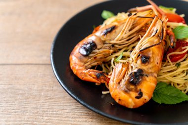 ızgara karides ve domates - İtalyan Füzyon gıda tarzı ile tavada kızartılmış spagetti