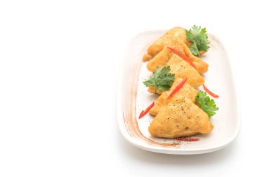 Kızarmış tofu - beyaz arka plan üzerinde izole vegan gıda