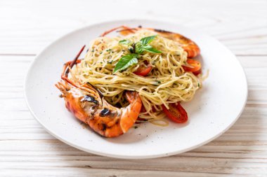 ızgara karides ve domates - İtalyan Füzyon gıda tarzı ile tavada kızartılmış spagetti