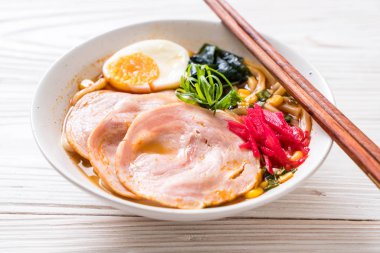 Baharatlı miso udon ramen noodle ile domuz eti - Japon gıda tarzı