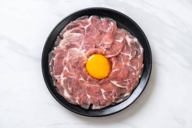 taze dilimlenmiş domuz ham yumurta pişirme veya shabu shabu ve sukiyaki yapma ile