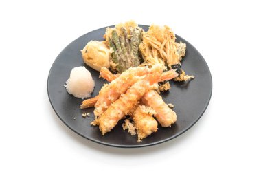 Beyaz arka plan üzerinde izole karides tempura (hırpalanmış kızarmış karides)