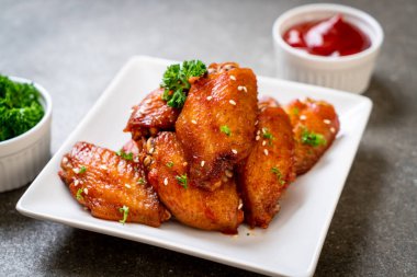 Beyaz susamlı ızgara tavuk kanadı.