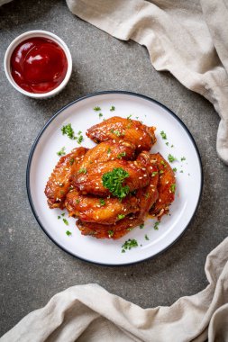 Beyaz susamlı ızgara tavuk kanadı.