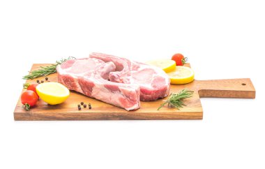 Beyaz arka plan üzerinde izole pirzola çiğ