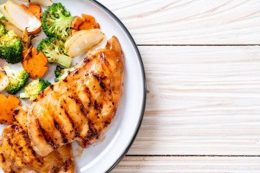 çukurunu tavuk göğsü biftek sebze (brokoli, havuç, soğan ile)