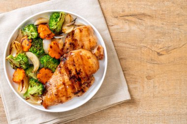 çukurunu tavuk göğsü biftek sebze (brokoli, havuç, soğan ile)