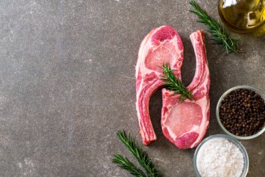 taze domuz pirzolası ham madde ile