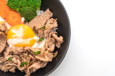 Donburi, domuz eti Pilav kasesi onsen yumurta ve beyaz arka plan üzerinde izole sebze