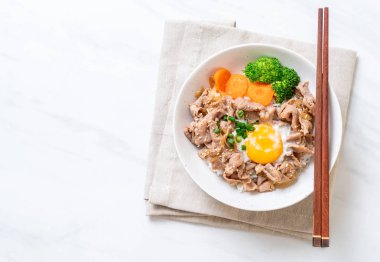 Donburi, domuz eti Pilav kasesi onsen yumurta ve sebze - Japon gıda tarzı