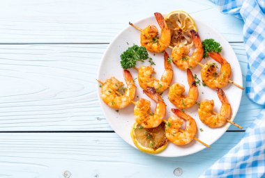 Limon - deniz ürünleri tarzı ile ızgara kaplan karides şiş