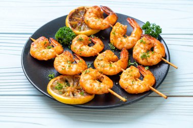 Limon - deniz ürünleri tarzı ile ızgara kaplan karides şiş