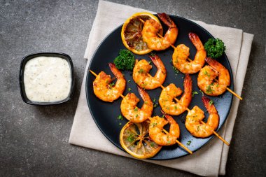 Limon - deniz ürünleri tarzı ile ızgara kaplan karides şiş