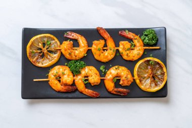 Limon - deniz ürünleri tarzı ile ızgara kaplan karides şiş