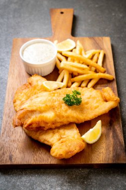 Balık ve patates kızartması. Sağlıksız yiyecekler.