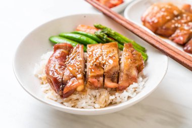 Teriyaki tavuk pilav kasesi - Asya gıda tarzı