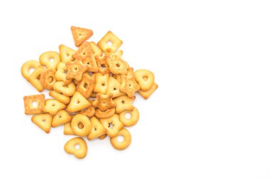 Beyaz arka plan üzerinde izole bisküvi kraker