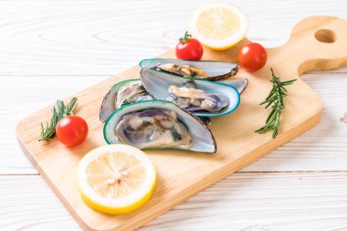 malzemelerle ahşap tahta üzerinde taze midye