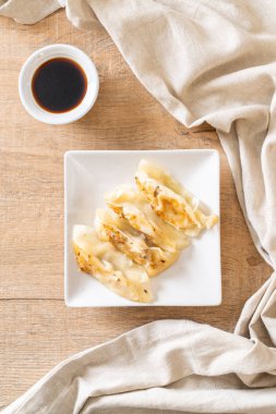 Japon gyoza 'sı ya da soya soslu hamur tatlısı.