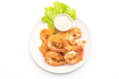 Beyaz arka plan üzerinde izole soslu kızarmış karides