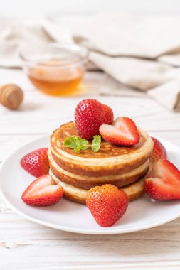 taze çilek ile sufle gözleme