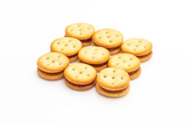 Beyaz arka planda izole edilmiş ananas reçelli hindistan cevizi bisküvisi