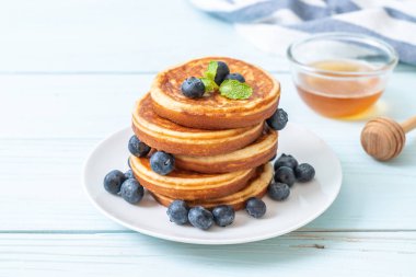 Taze yaban mersinli gözleme.