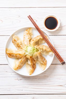 Japon gyoza 'sı ya da soya soslu hamur tatlısı.