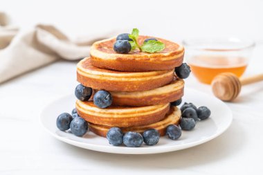 Taze yaban mersinli gözleme.