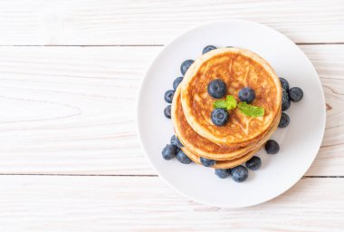 Taze yaban mersinli gözleme.