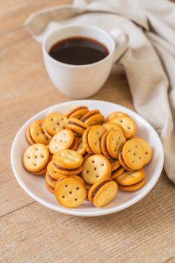 Hindistan cevizli bisküvi ve ananas reçeli.