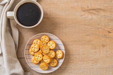 Hindistan cevizli bisküvi ve ananas reçeli.