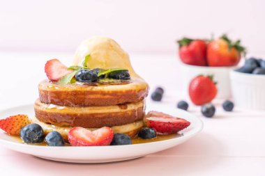 Yabanmersinli gözleme, çilek, bal ve vanilyalı dondurma.