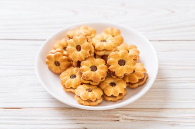 Hindistan cevizli bisküvi ve ananas reçeli.