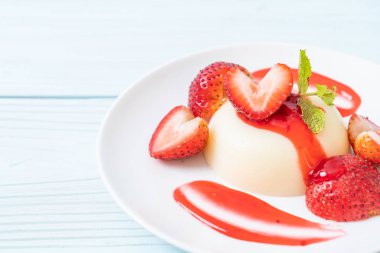 taze çilek - sağlıklı yemek ve tatlı ile yoğurt puding