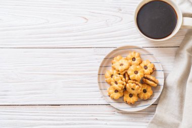 Hindistan cevizli bisküvi ve ananas reçeli.