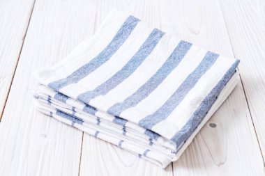 mutfak bezi (peçete) kopya alanı ile ahşap arka plan üzerinde