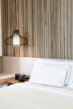 Otel yatak odası iç dekorasyonda yatak üzerinde rahat yastık