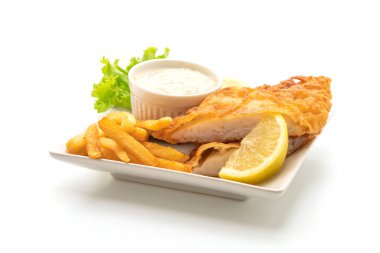 Beyaz arkaplanda balık ve cips izole
