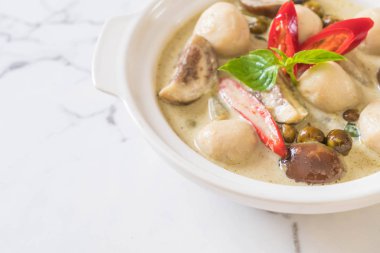 Balık top - Tay gıda ile yeşil köri