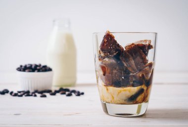 ahşap masa üzerinde sütlü kahve buz küpleri