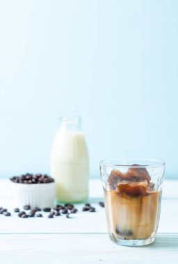 ahşap masa üzerinde sütlü kahve buz küpleri