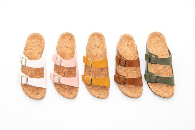 erkek ve kadın'ın (unisex) beyaz arka plan üzerinde izole deri sandalet moda