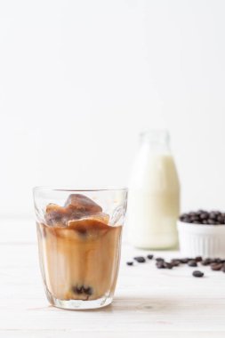 ahşap masa üzerinde sütlü kahve buz küpleri